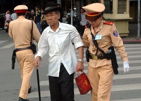 Phat hanh chinh nguoi di bo sai luat co kha thi? hinh anh