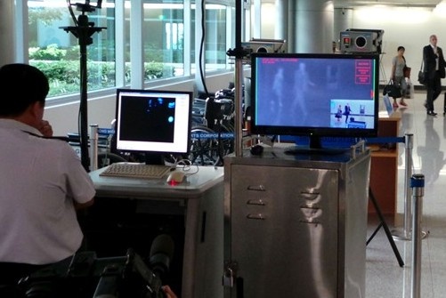 Thanh nien nghi nhiem Ebola bi lao phoi hinh anh