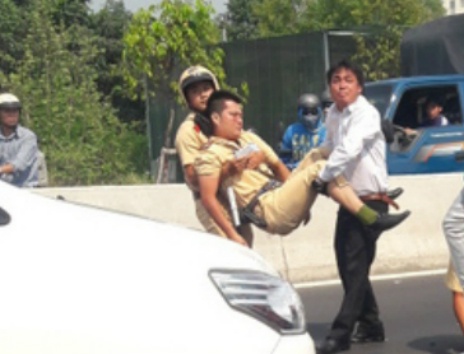 Thanh nien lai xe tong gay chan CSGT o Sai Gon hinh anh