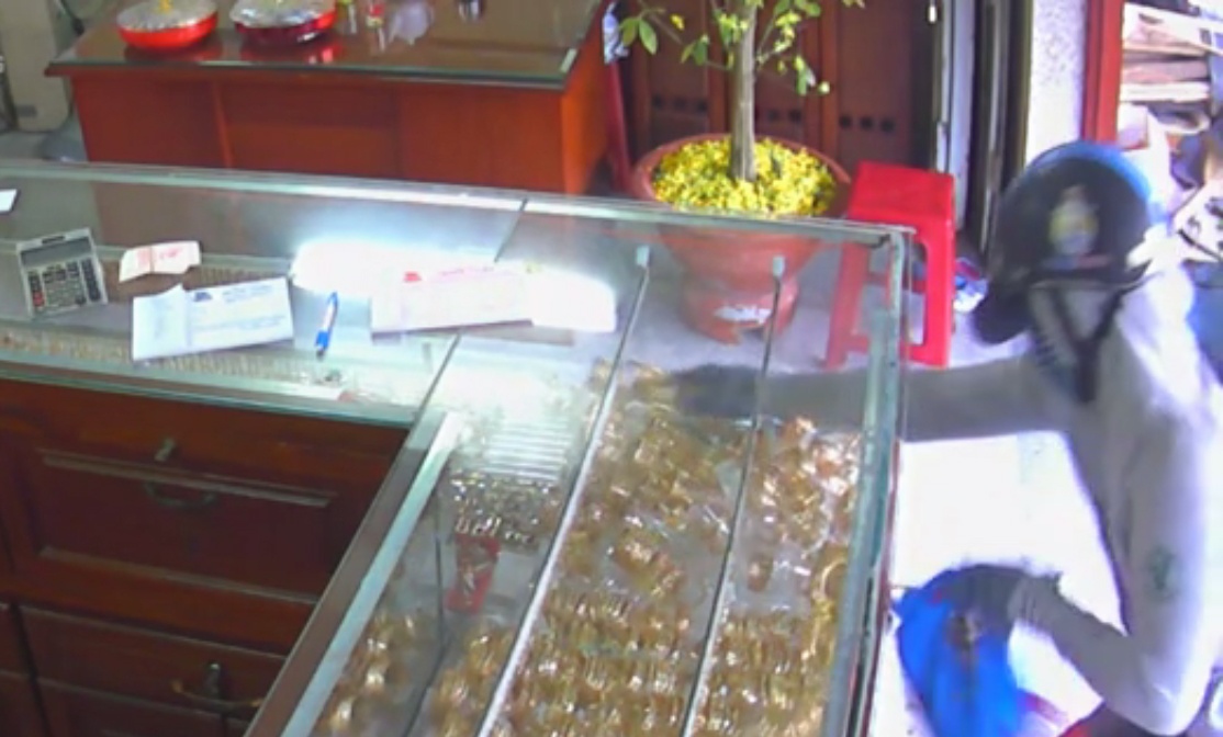 Ke cuop tiem vang trong 5 giay o Sai Gon ra dau thu hinh anh