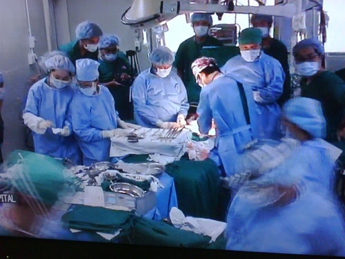 'Phai cuu benh nhan truoc, tien bac de mai tinh' hinh anh