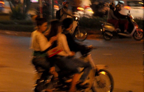 Xoa so gai mai dam chay xe dao bat khach tren pho Sai Gon hinh anh