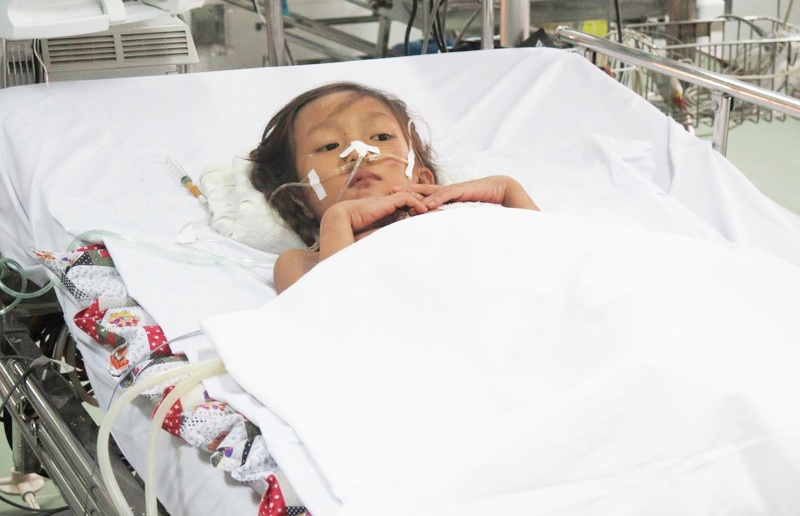 Be gai 3 lan ngung tim do tai nan giao thong hinh anh