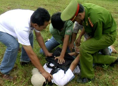 Nguoi mang 2 lenh truy na doi tu tu tai tru so cong an hinh anh