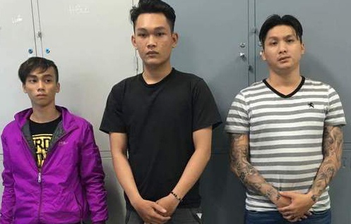 Va cham o quan bar, cam dao dam 3 khach nuoc ngoai hinh anh