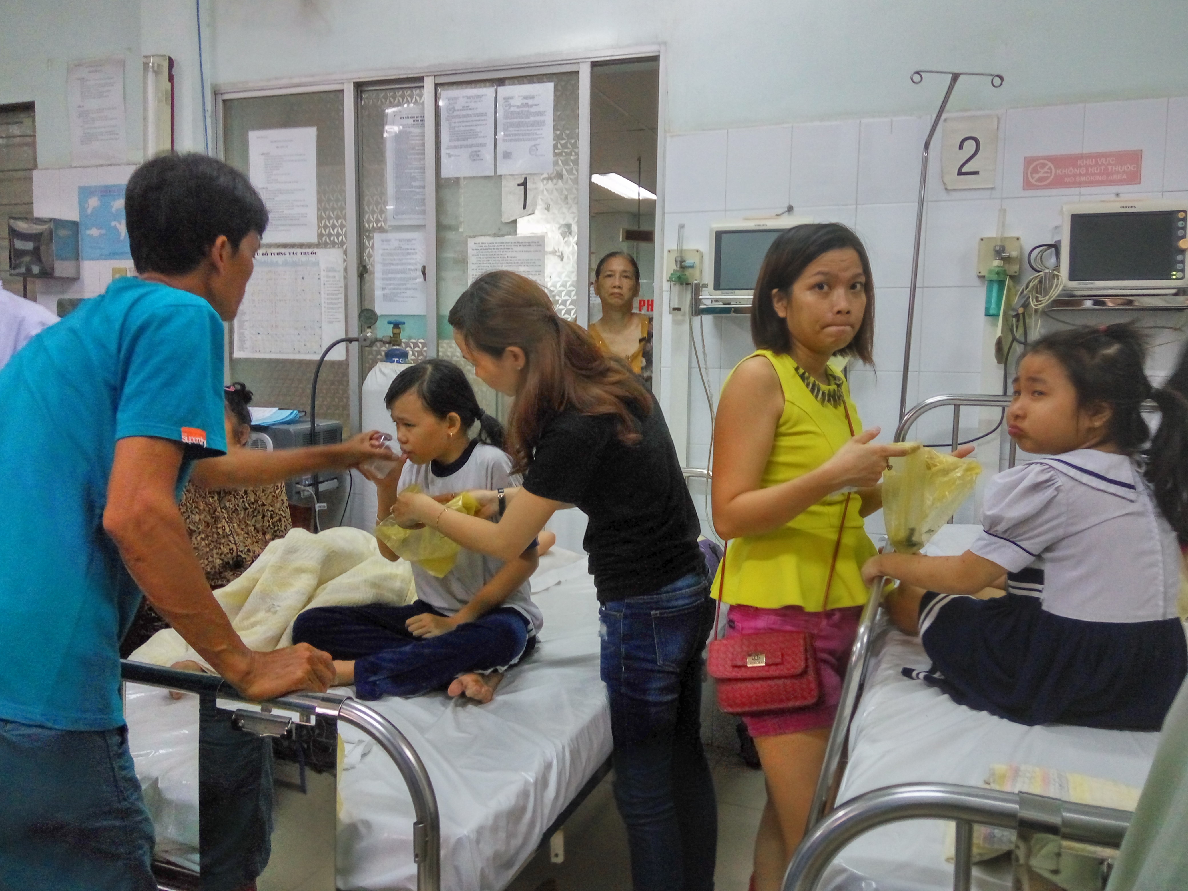 Gan 40 hoc sinh tieu hoc nghi bi ngo doc sau bua xe hinh anh