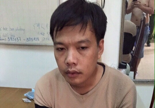 Bat thanh nien nghi cuong hiep gan chuc phu nu hinh anh