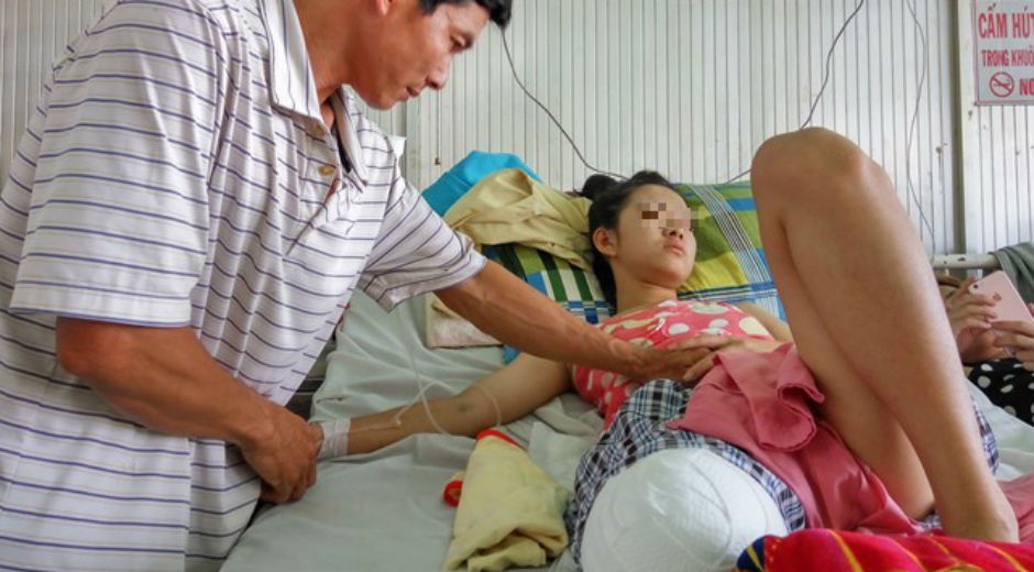 Nu sinh bi cua chan: 'Me oi co mot chan sao con di hoc' hinh anh