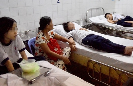 Phat co so cung cap thuc an khien 40 hoc sinh nhap vien hinh anh