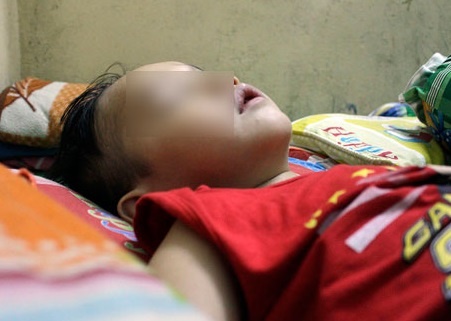 Giua duong, 2 thanh nien giang co, bat con trong tay me hinh anh