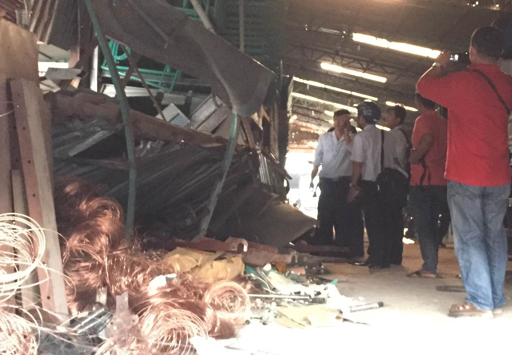 Boi dong gian giao tim 3 cong nhan bi chon vui hinh anh