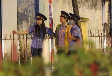 Sap cau Ghenh: Nhan vien gac chan nho nhung chuyen tau hinh anh