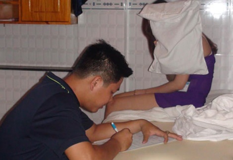 Hang chuc nhan vien massage kich duc cho khach hinh anh