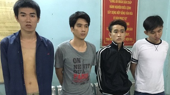 Trinh sat treo len mai nha khong che toi pham hinh anh