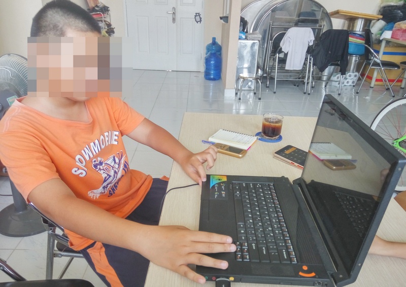 Phu huynh to giao vien danh hoc sinh tray xuoc lung, mong hinh anh