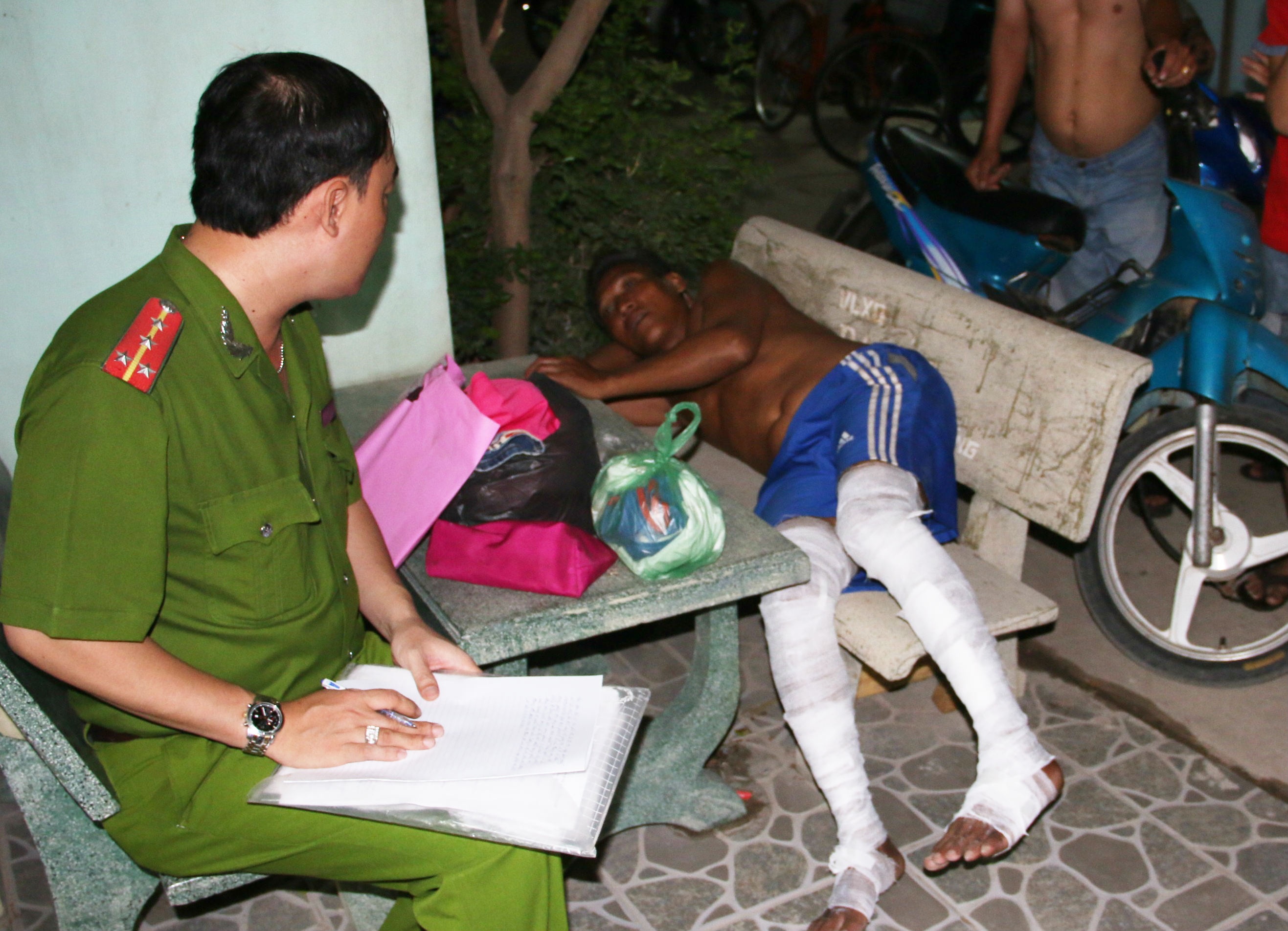 Binh gas chay du doi, nu cong nhan bi bong nang hinh anh