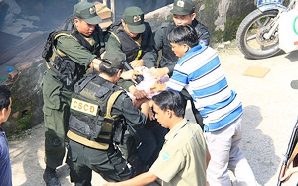 Canh sat chan nhieu nhom giang ho thanh toan nhau bang sung hinh anh