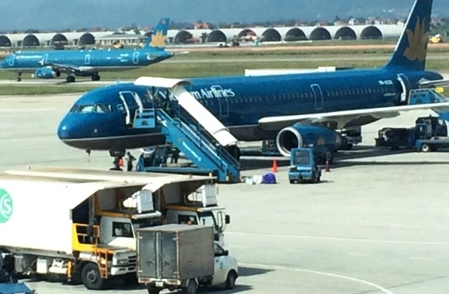 May bay phai diet muoi truoc khi den Tan Son Nhat hinh anh