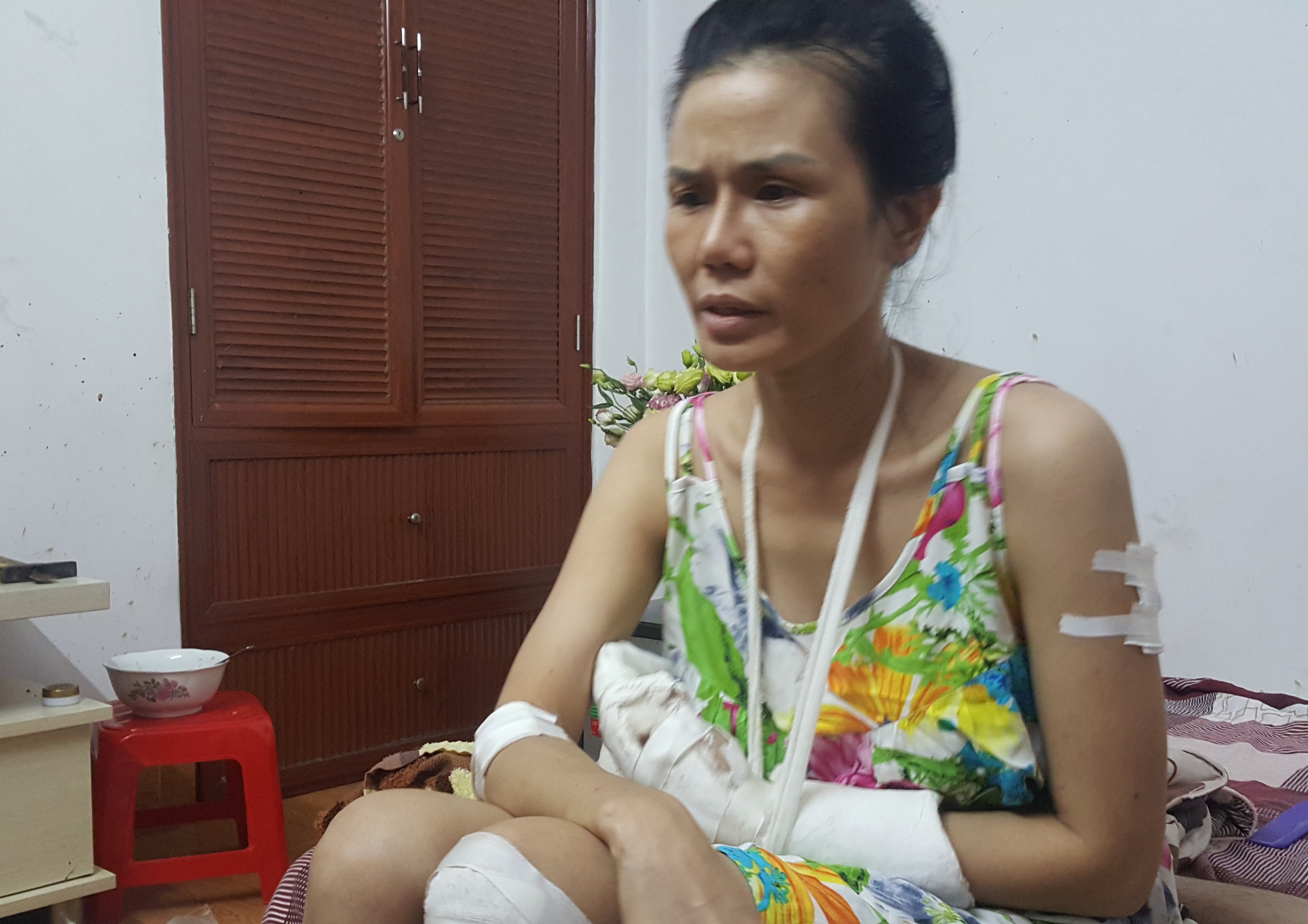 Thanh nien 'ngao da' chem chu nha gan dut ban tay hinh anh