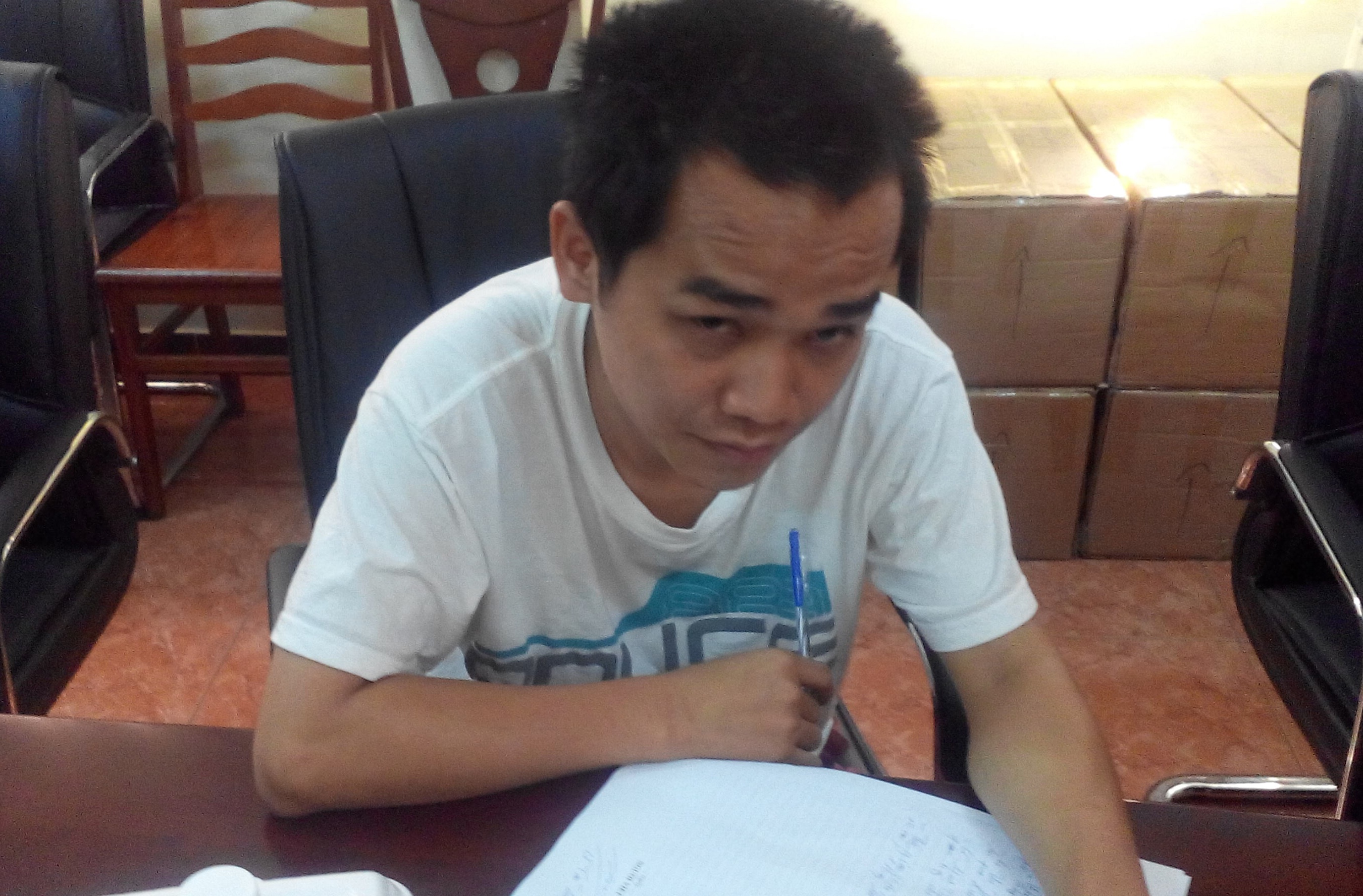 Bat cu nhan cam dau duong day lam hang nghin bang gia hinh anh