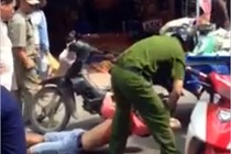 Tam dinh chi canh sat quat nga nguoi ban hang rong hinh anh