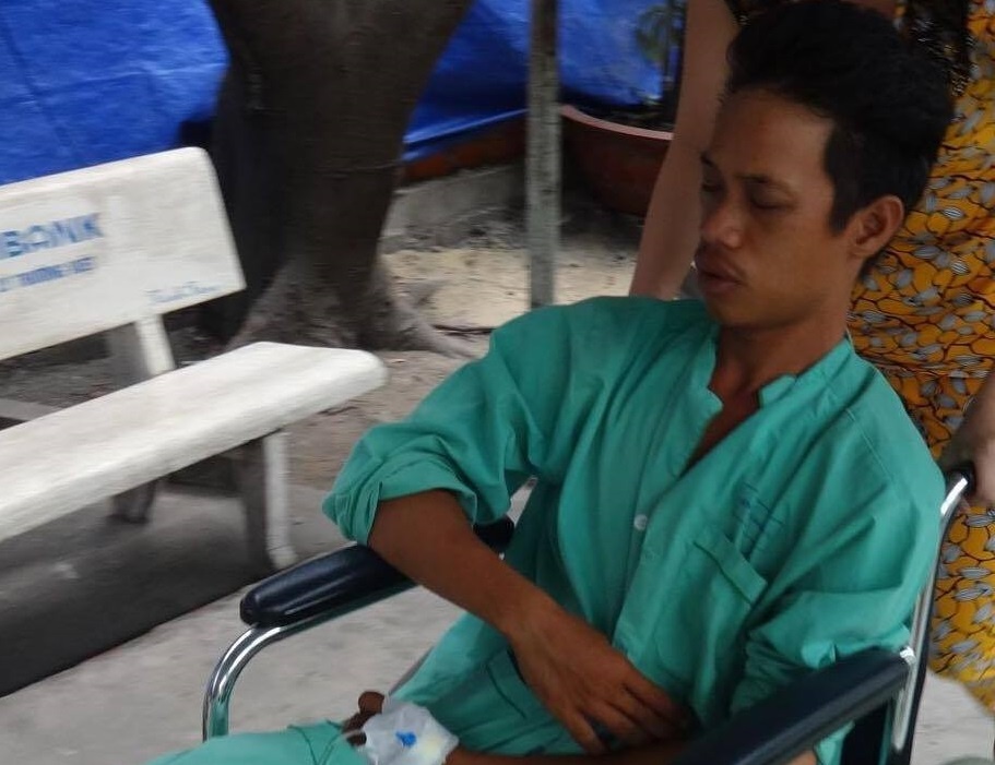 cảnh sát quật ngã người bán hàng rong ảnh 1 canh sat quat nga nguoi ban hang rong anh 1