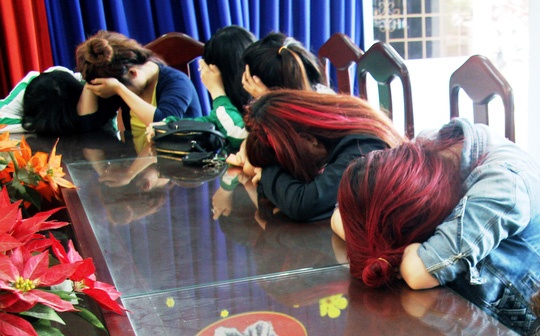 Bat qua tang tiep vien massage ban dam trong phong VIP hinh anh