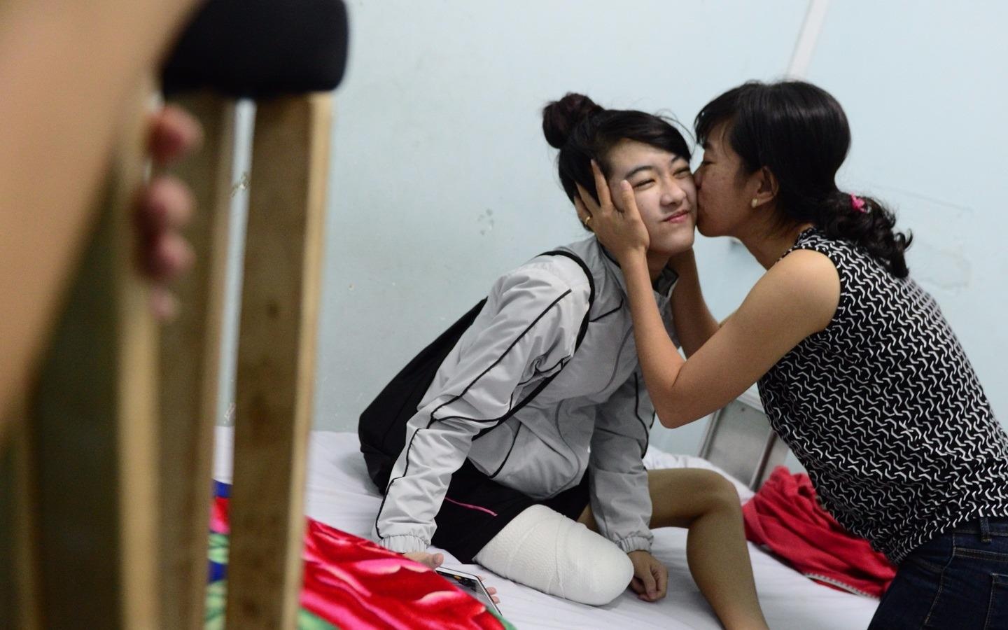 Nu sinh bi cua chan hao huc xuat vien ve nha hinh anh