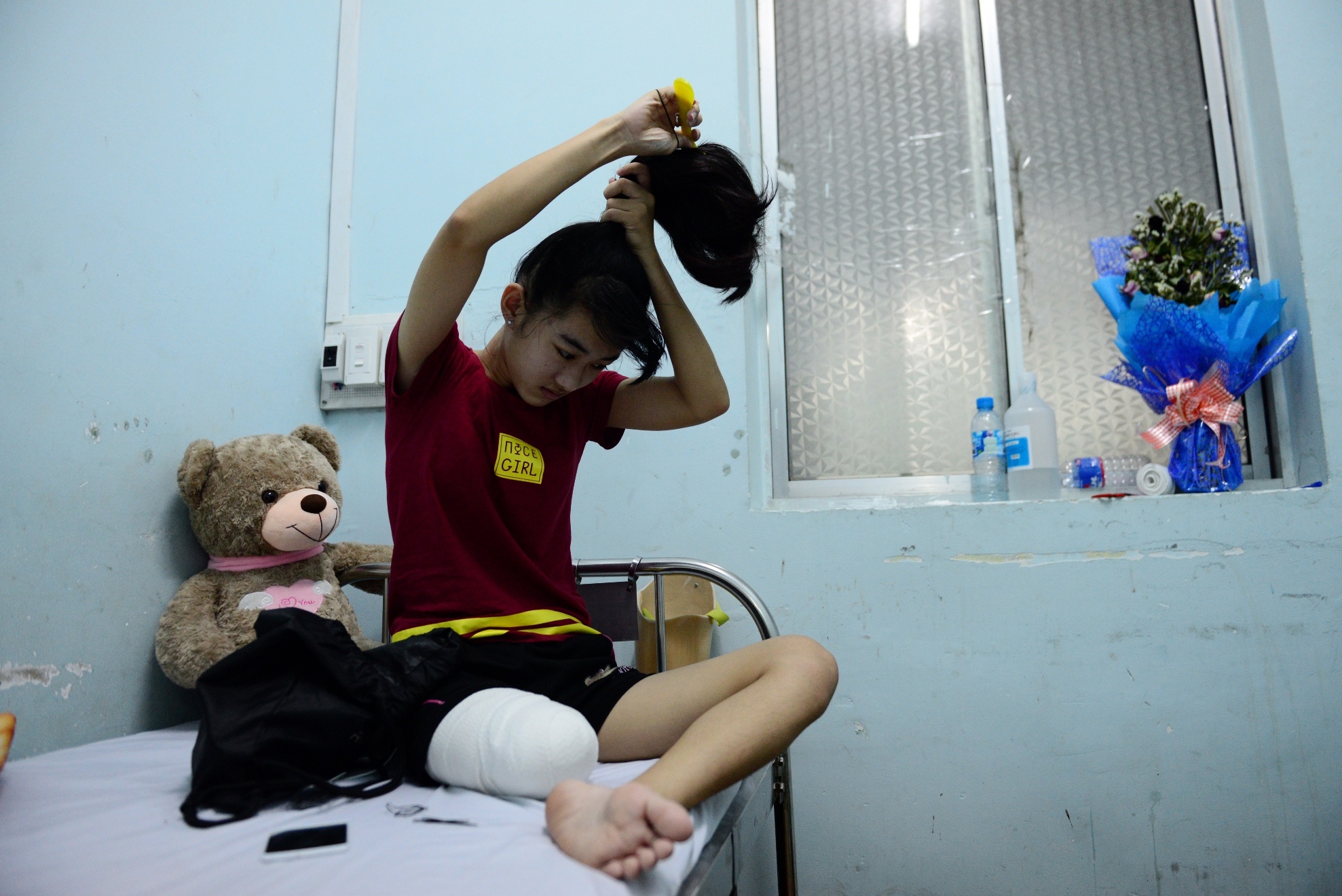 nu sinh bi cua chan anh 1