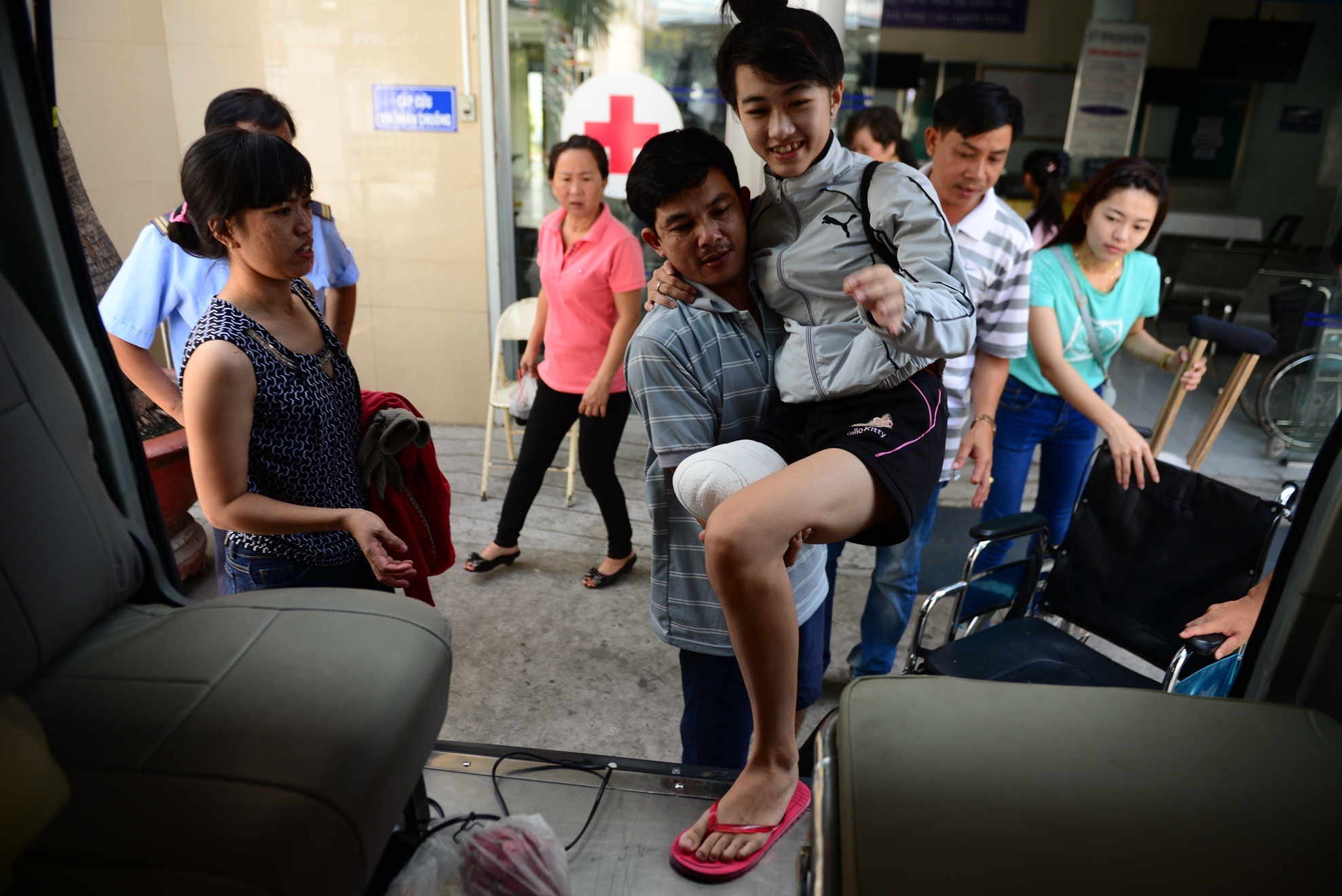 nu sinh bi cua chan anh 9