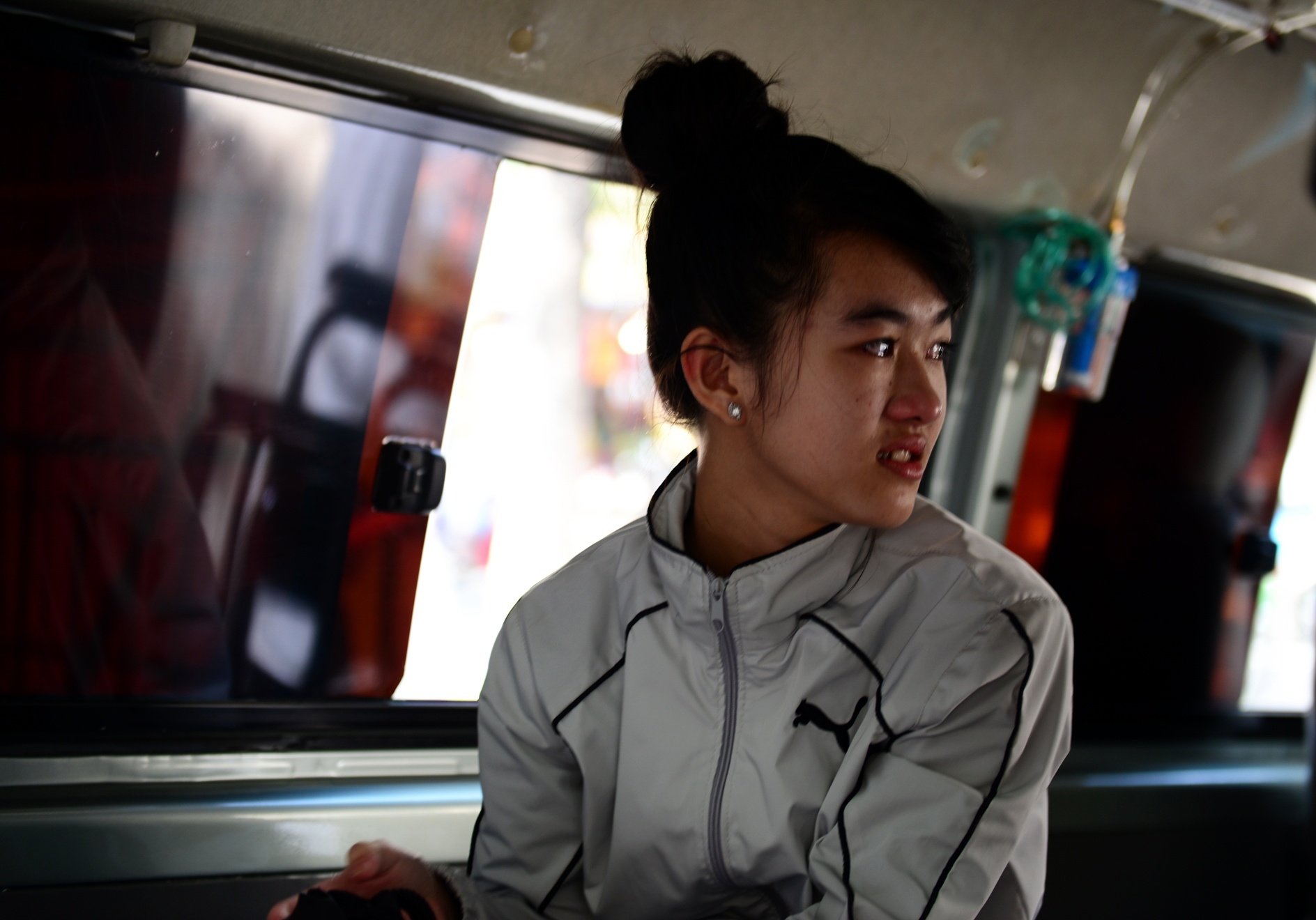 nu sinh bi cua chan anh 10