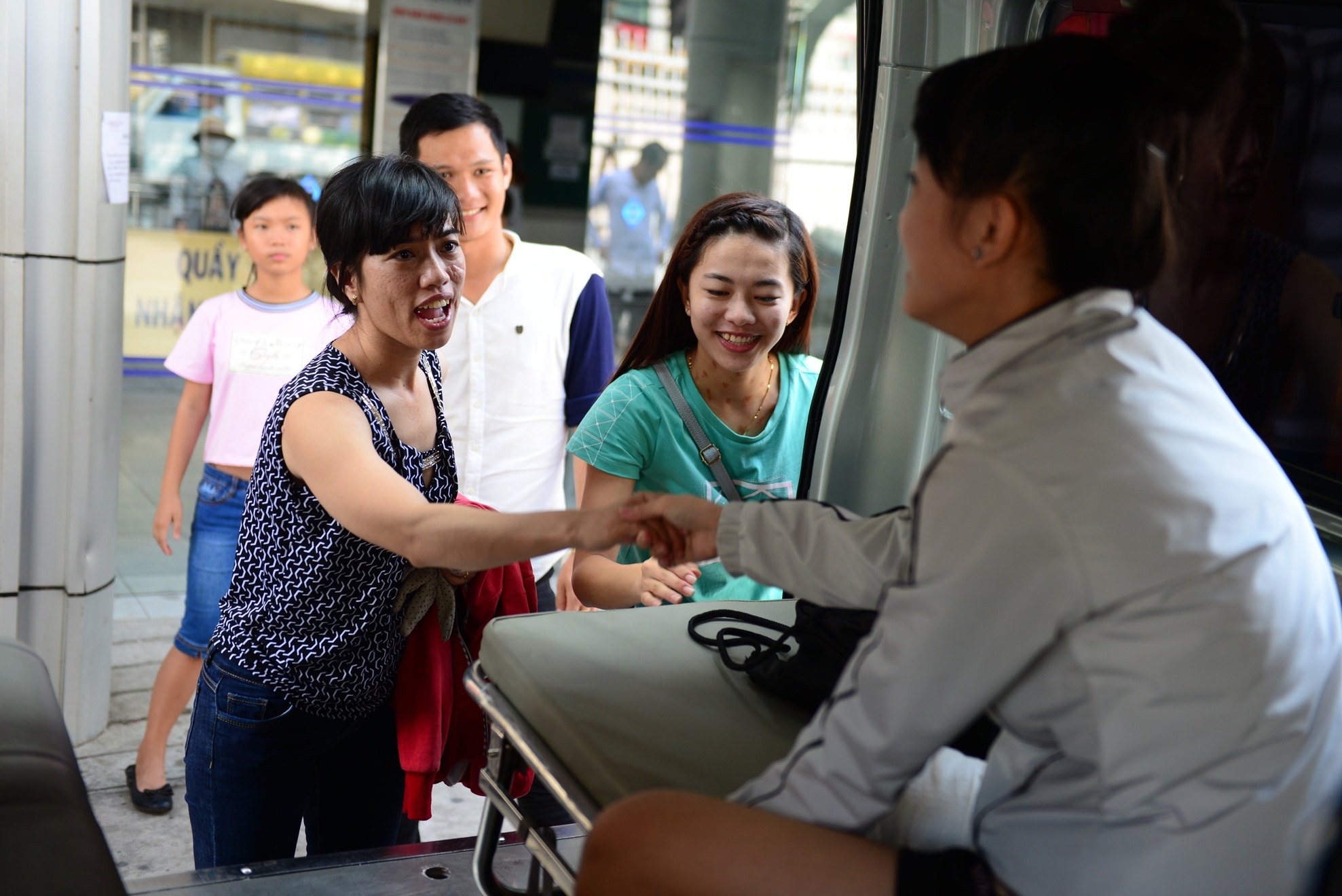 nu sinh bi cua chan anh 11