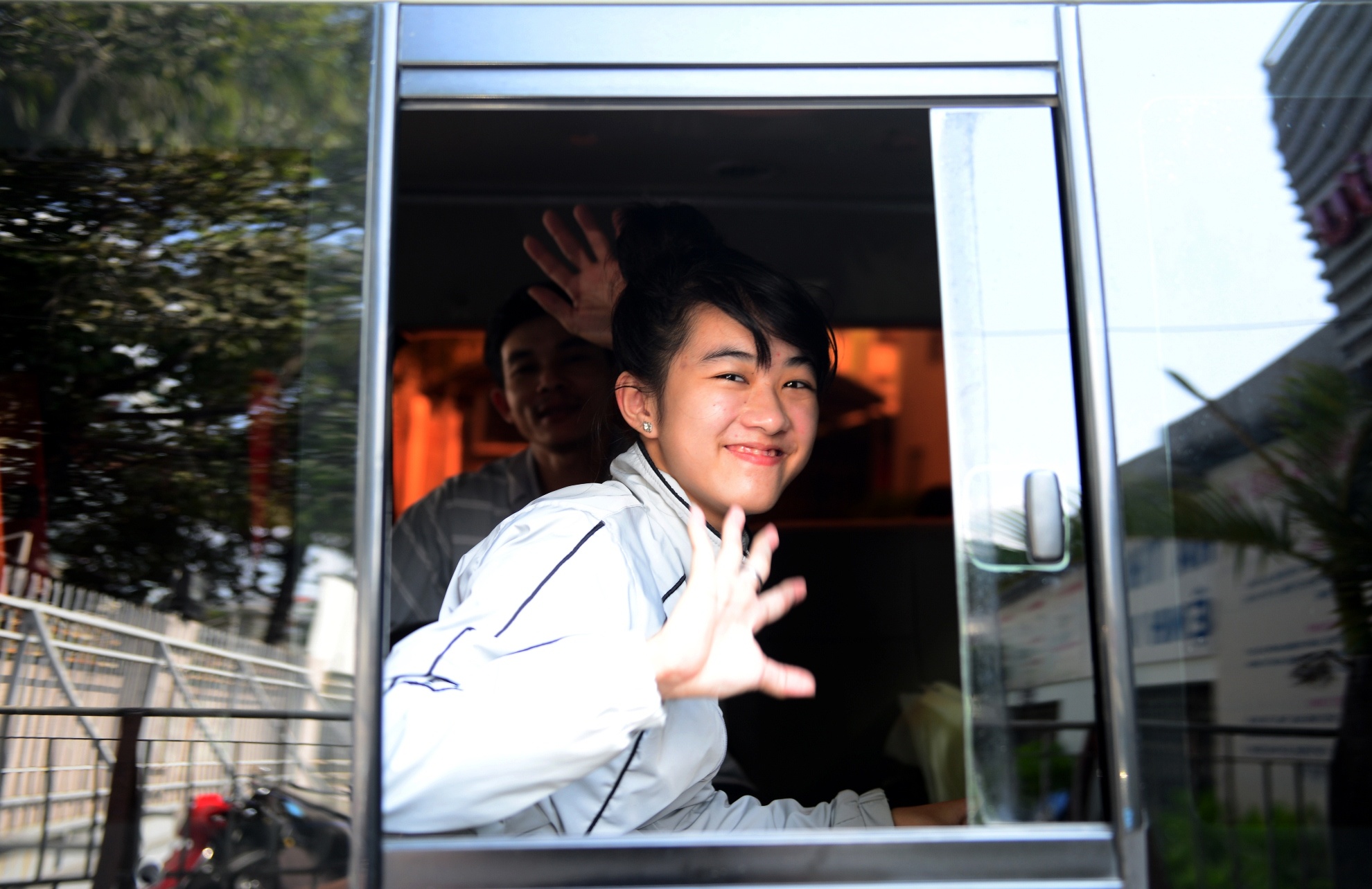 nu sinh bi cua chan anh 12