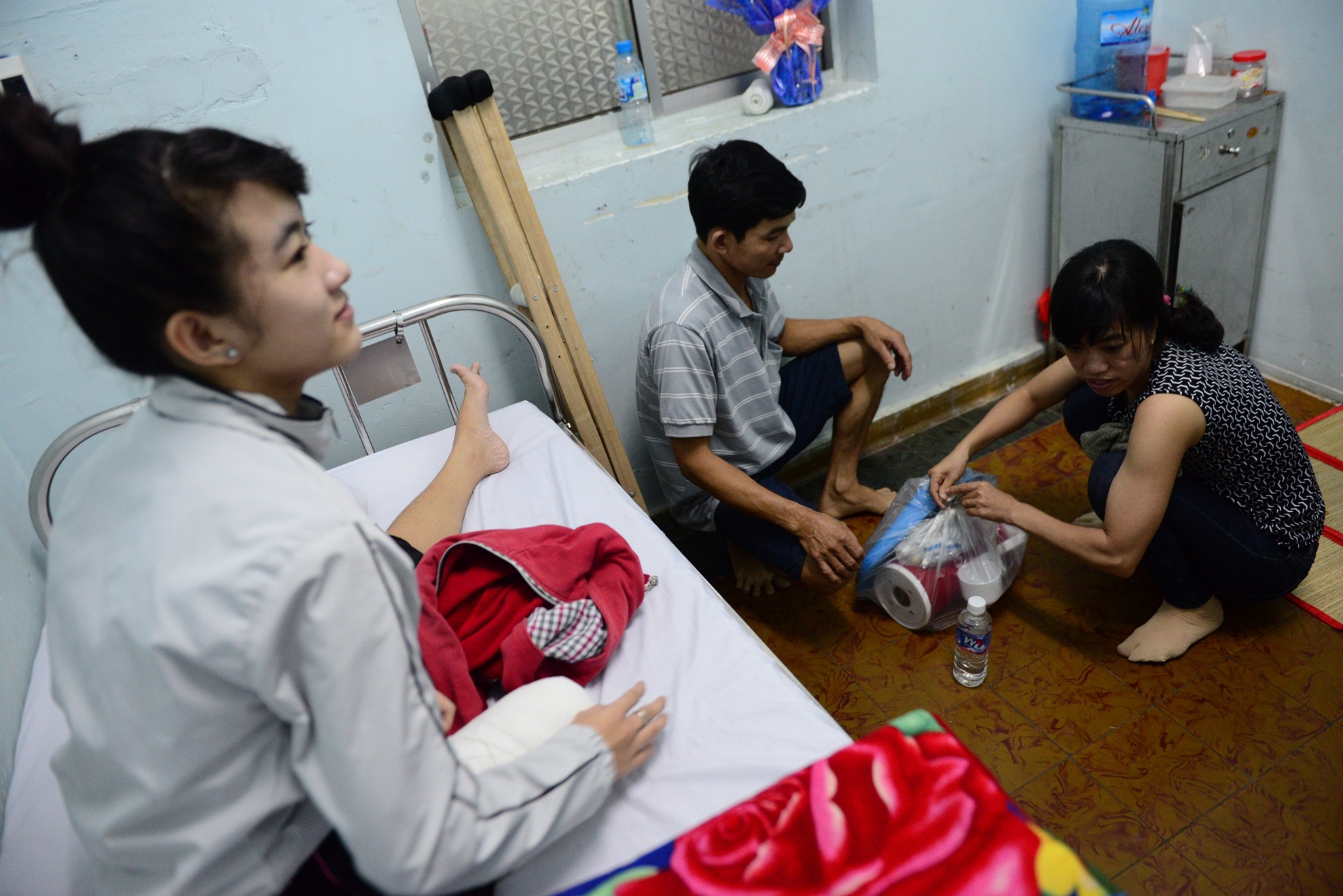 nu sinh bi cua chan anh 2