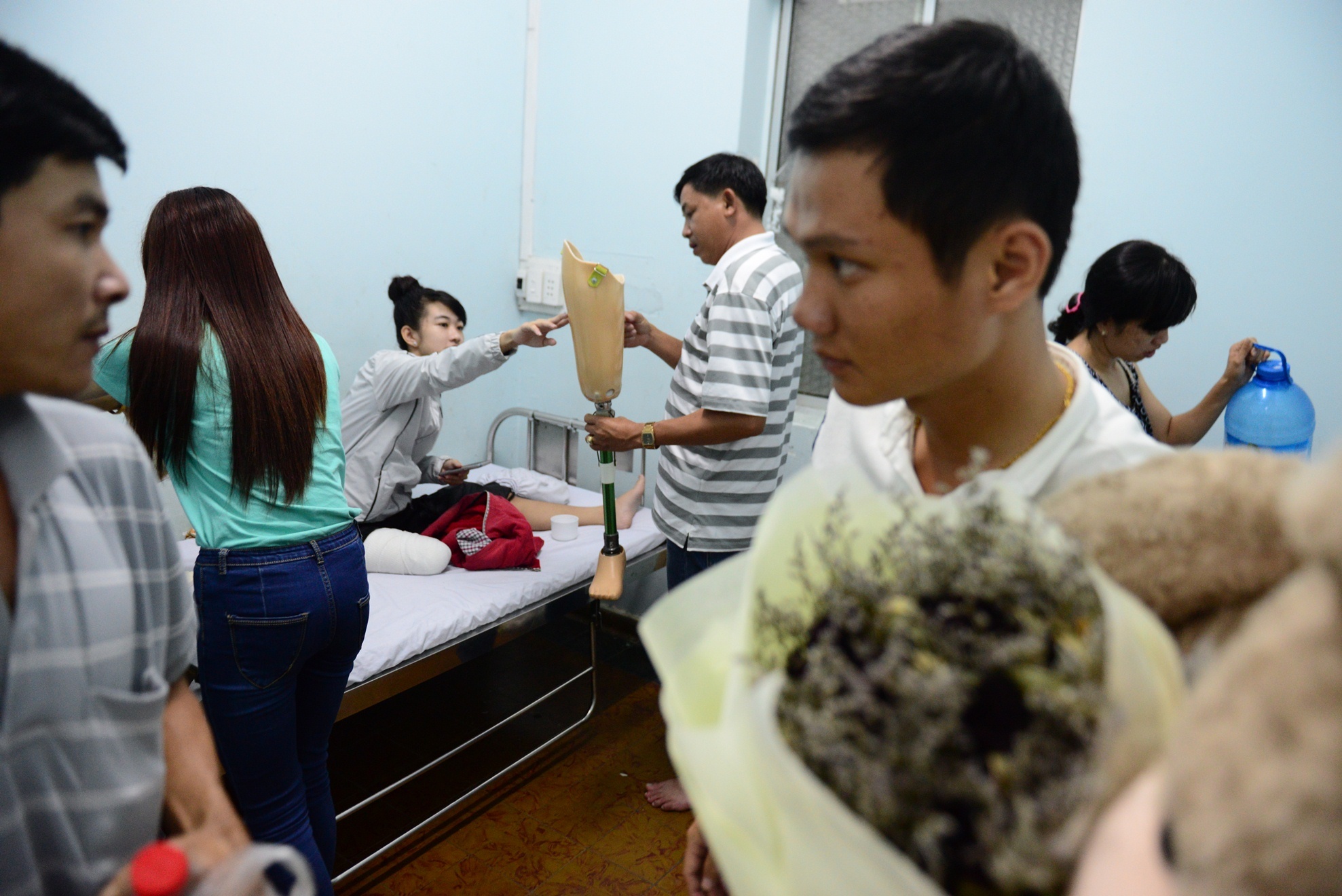 nu sinh bi cua chan anh 3