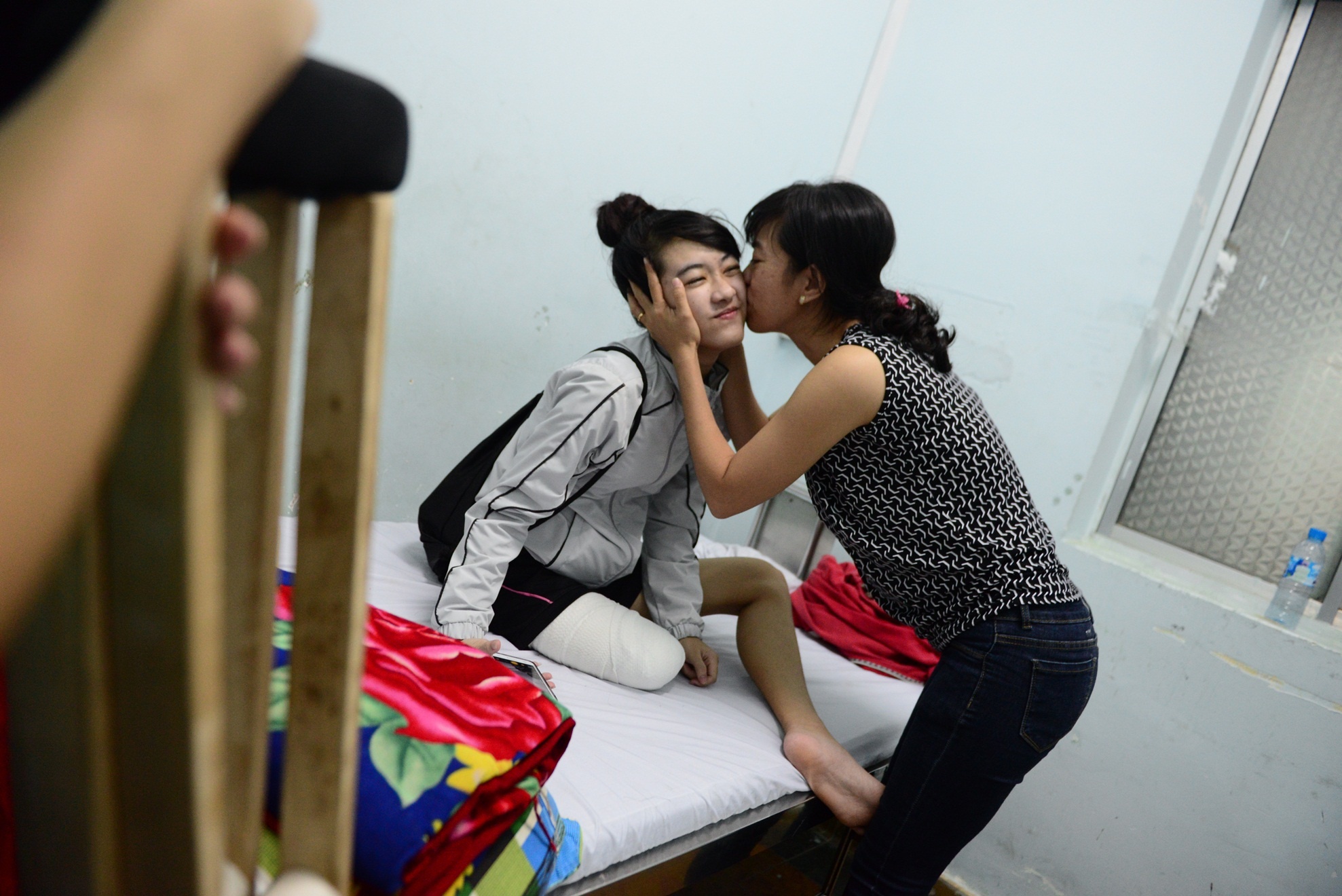 nu sinh bi cua chan anh 5