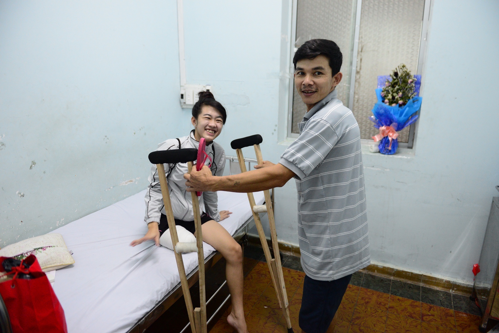 nu sinh bi cua chan anh 6