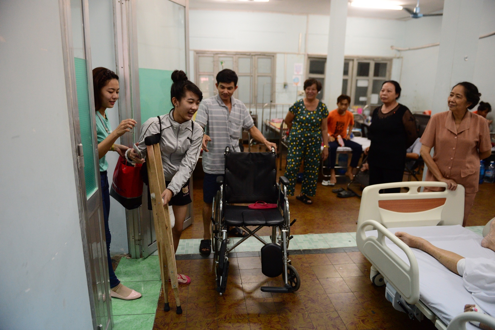 nu sinh bi cua chan anh 7