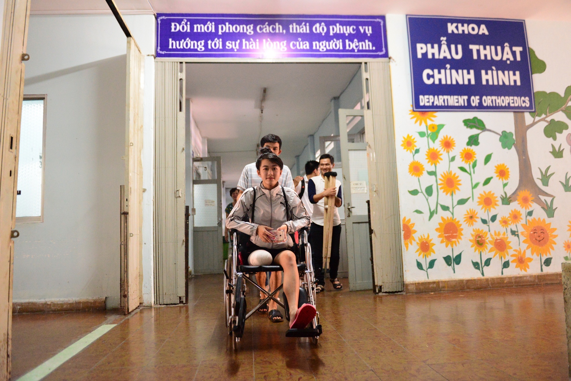 nu sinh bi cua chan anh 8