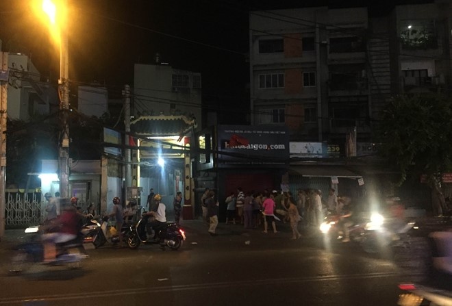 cua co nu nhan vien cua hang balo anh 2