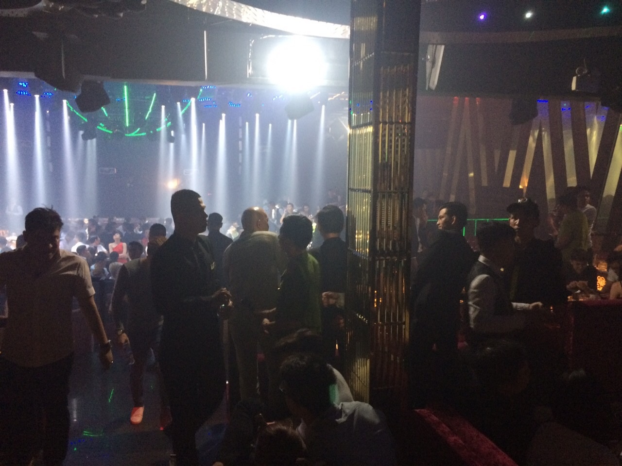 Canh sat dot kich bar o Sai Gon anh 1