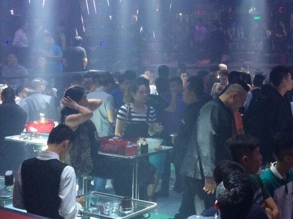 Canh sat dot kich 212 Club o Sai Gon, khach phi tang ma tuy hinh anh