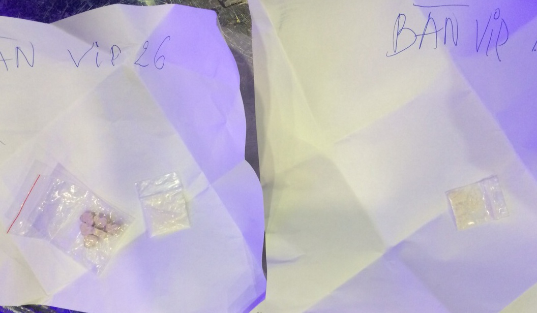 Cảnh sát đột kích bar ở Sài Gòn ảnh 2 Canh sat dot kich bar o Sai Gon anh 2