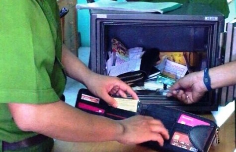 canh sat no sung bat trom anh 1