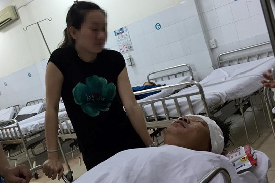 Truy tim thanh nien chem nguoi tai benh vien hinh anh