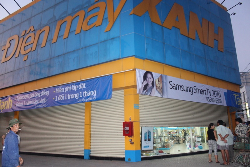 nhan vien trom tien sieu thi anh 2