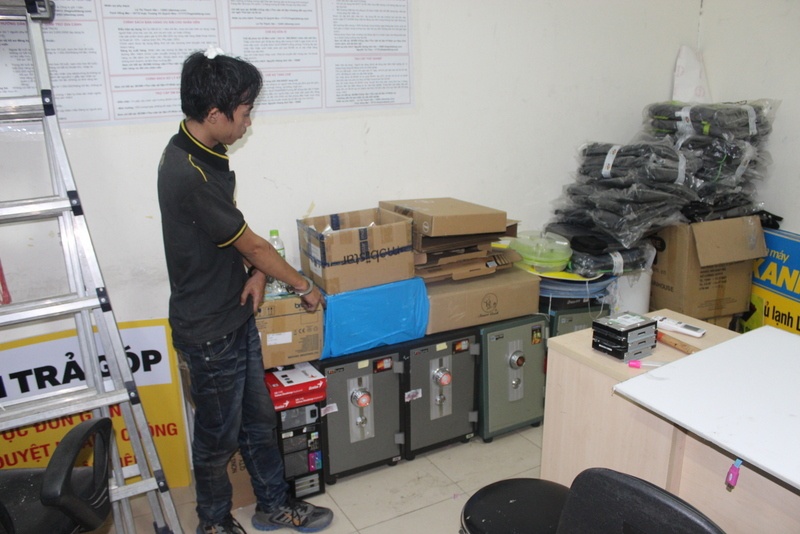 nhan vien trom tien sieu thi anh 1