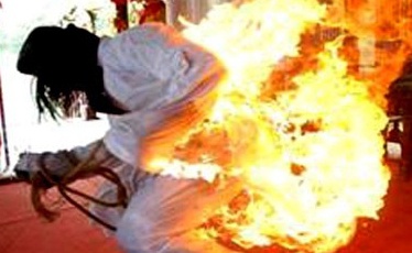 Co gai tuoi xang dinh tu thieu trong benh vien hinh anh