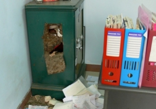 Nam sinh o Sai Gon pha ket sat truong hoc trom hon 1 ty dong hinh anh