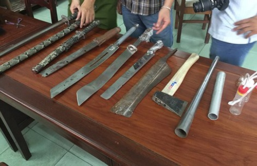 Mau thuan loi khai chem khach trong quan bar o Sai Gon hinh anh